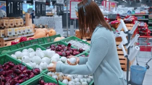 χαρούμενη γυναίκα ταχυδακτυλουργικά με κρεμμύδια στο σούπερ μάρκετ  - Πλάνα, βίντεο