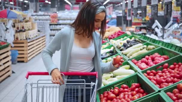 Lustige Frau bedeckt Augen mit Tomaten im Supermarkt  - Filmmaterial, Video