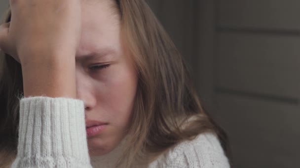A tinédzser a test hormonális zavarainak hátterében tapasztal. A családi életvitel és az iskolai problémák nyomást gyakorolnak a fejletlen idegrendszerre. - Felvétel, videó
