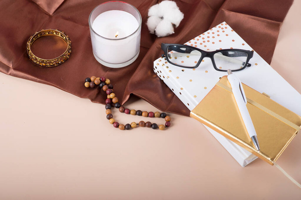 Niedliche feminine Sachen auf weißem Hintergrund, Draufsicht. Frauentisch. Tagebuch, Kerze, Kosmetikkonzept - Foto, Bild