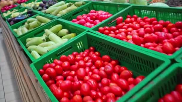 rotes und grünes Gemüse im modernen Supermarkt  - Filmmaterial, Video