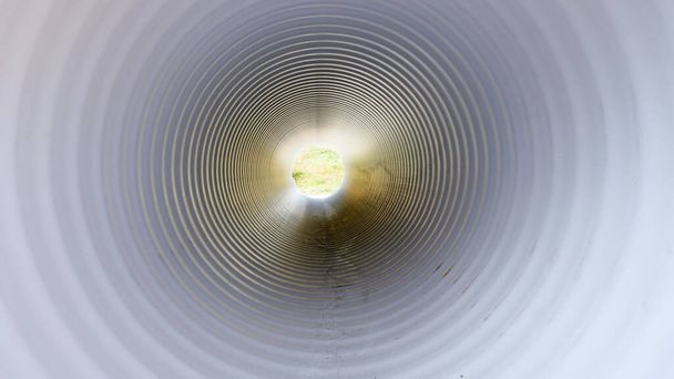 Kilátás belülről műanyag vízvezeték. Fény az alagút végén. - Fotó, kép