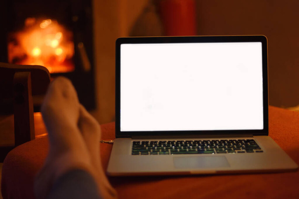 Momento relaxante no sofá com laptop e fogo na lareira - Foto, Imagem