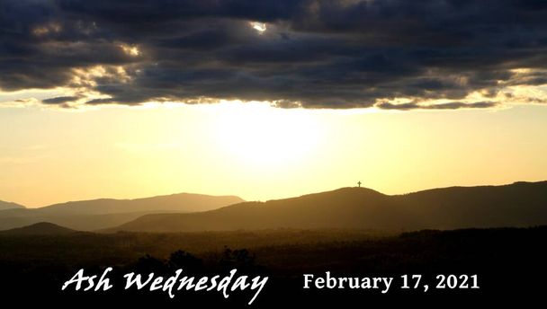 мрачная пейзажная сцена среды с крестом на далёком холме и ясенем в среду 17 февраля 2021 года - Фото, изображение