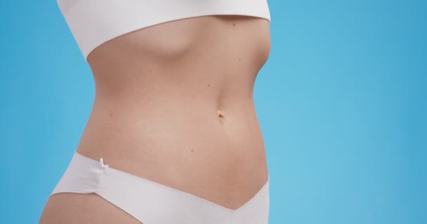 Problemi di digestione. Slim corpo femminile con rosso pulsante stomaco infiammato, sfondo blu studio - Filmati, video