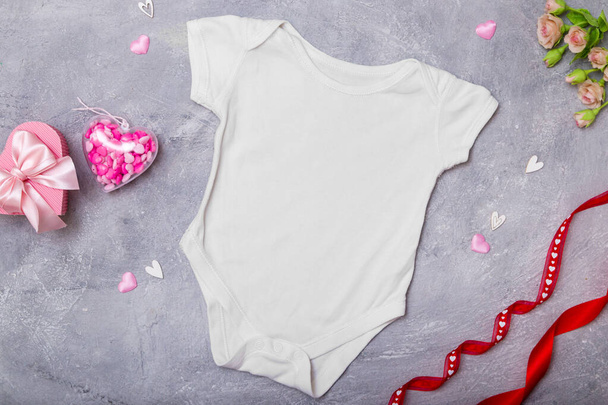 赤ちゃんの服は、ロゴやテキストのためのバレンタインデーのための装飾とフラットレイをモック - 写真・画像