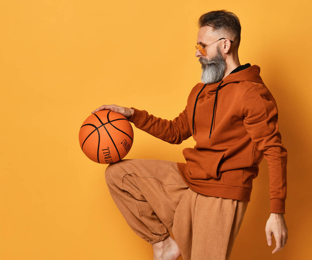 bearded man in sportswear caught basket ball - Foto, Imagen