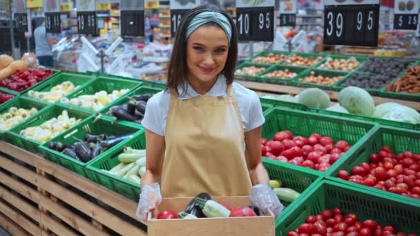 veselý merchandiser hold box se zeleninou v supermarketu  - Záběry, video
