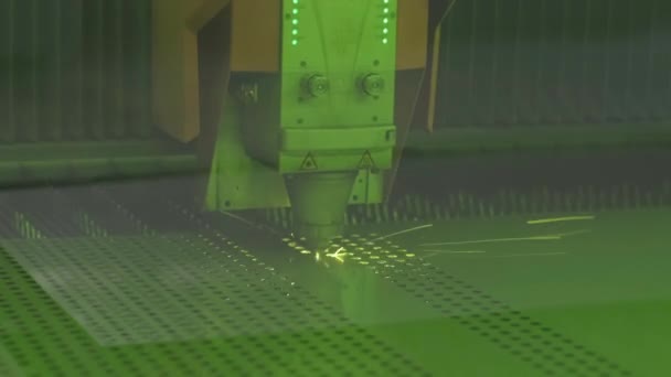 Industriële lasersnijden fabricagetechnologie van plat plaatstaal materiaal met vonken - Video