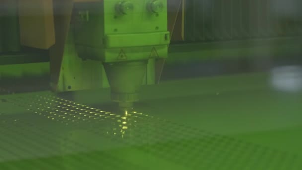 Przemysłowe cięcie laserowe technologia produkcji płaskich blach stalowych z iskrami - Materiał filmowy, wideo
