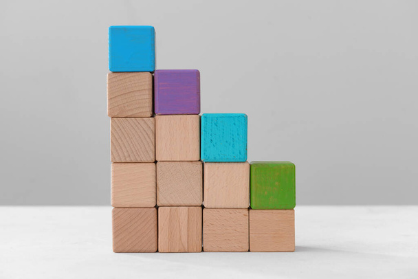 Різні дерев'яні кубики на столі
 - Фото, зображення