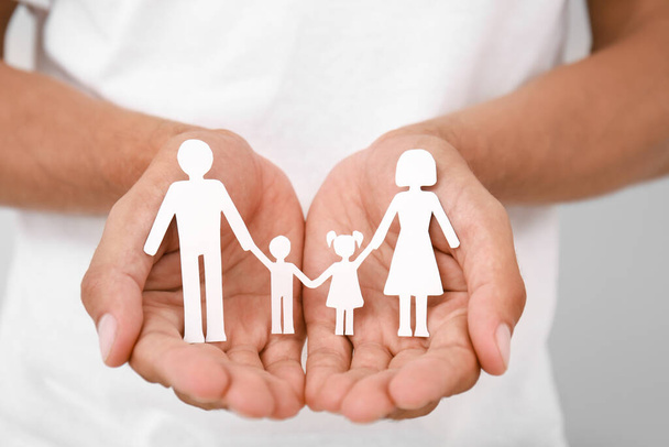 Perheen kädet ihmishahmojen kanssa - Valokuva, kuva