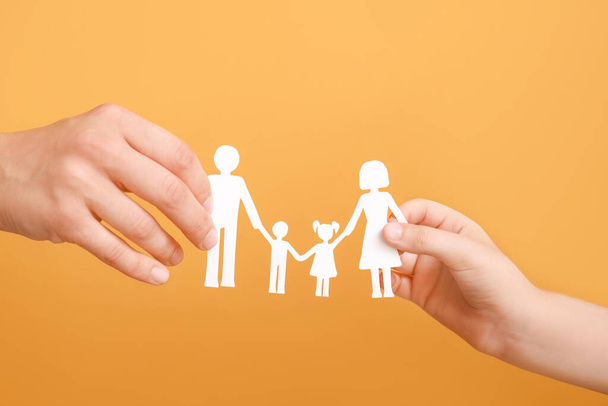 Familienhände mit menschlichen Figuren auf farbigem Hintergrund - Foto, Bild