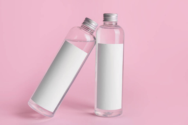 Bottles of cosmetic products on color background - Φωτογραφία, εικόνα