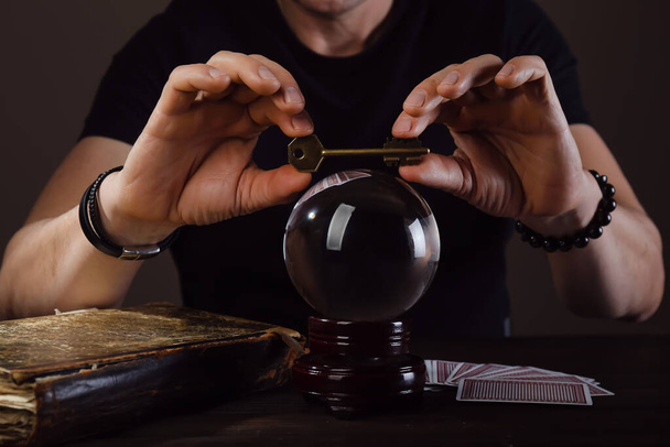 Contador de fortunas com futuro de leitura de bola de cristal à mesa - Foto, Imagem