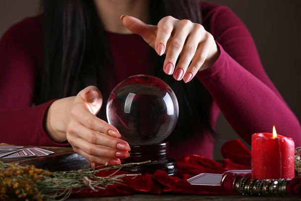 Fortune caissier avec boule de cristal lecture avenir à la table - Photo, image