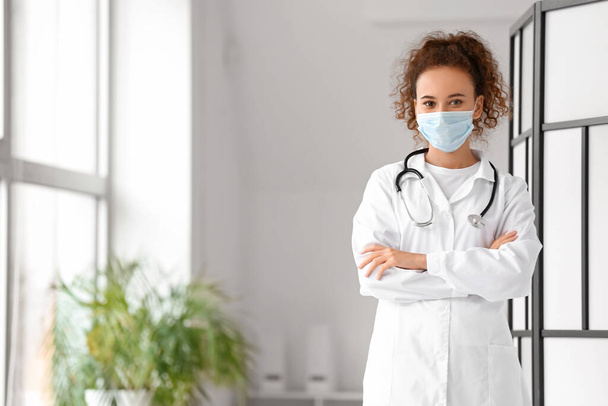 Retrato de médica vestindo máscara médica na clínica - Foto, Imagem