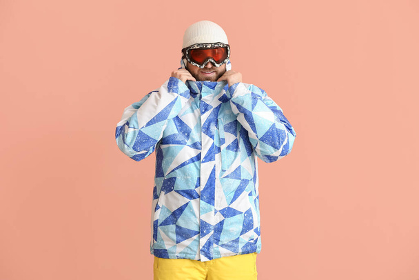 Male snowboarder on color background - Fotoğraf, Görsel