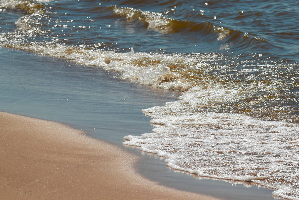 ターコイズブルーの海とビーチ。ビーチの海のテクスチャ、泡と黄金の砂と美しい波 - 写真・画像