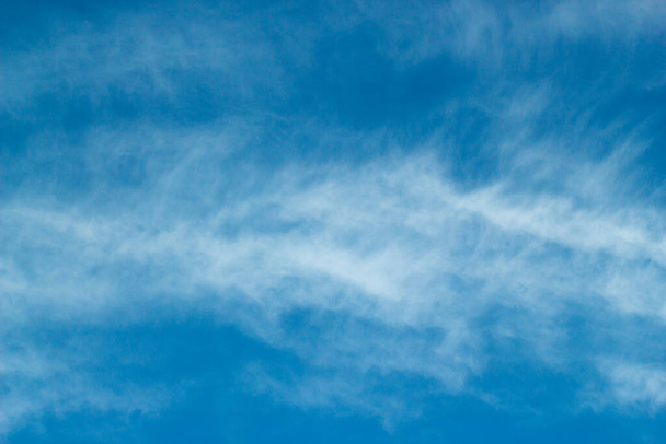 Blauer Himmel mit Zirruswolke. Sommertag Natur Hintergrund - Foto, Bild