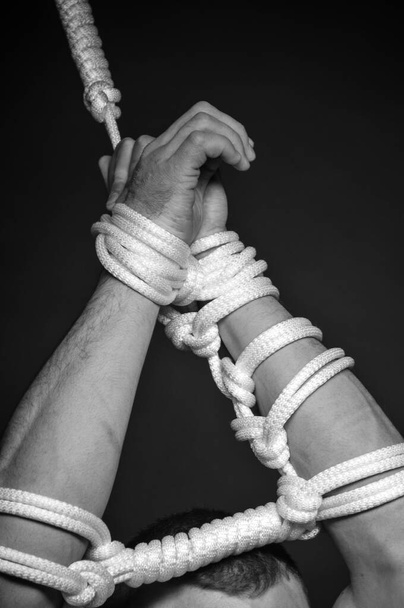 férfi kezek kötéllel - Fotó, kép