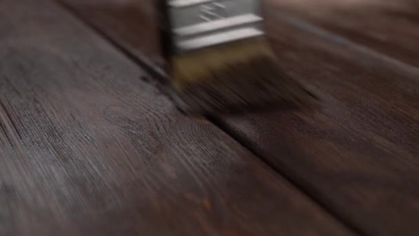 Holz ist mit Möbelöl bedeckt. Wir bemalen die Bretter mit einem Pinsel - Filmmaterial, Video