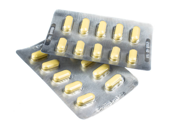 Blister pack com pílulas em fundo branco - Foto, Imagem
