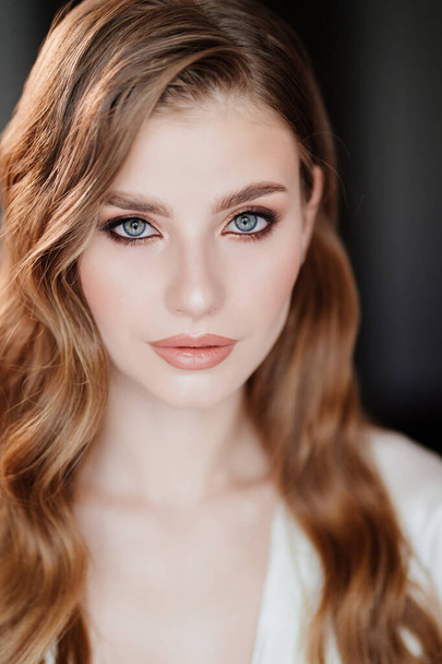 beautiful woman with long hair and makeup. make-up and styling for a wedding - Foto, afbeelding
