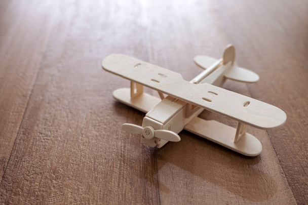 Szoros kép egy fa repülőgép az asztalon - Fotó, kép