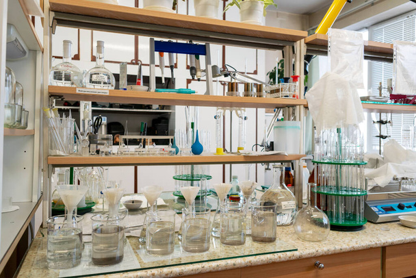 Kémiai laboratórium lombikokkal és kémiai reagensekkel - Fotó, kép