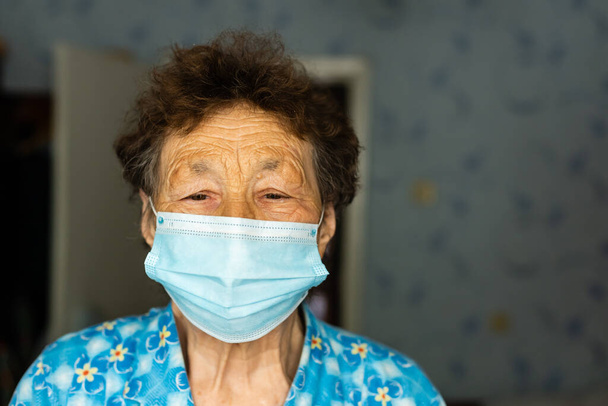 Starsza kobieta w masce medycznej. - Zdjęcie, obraz