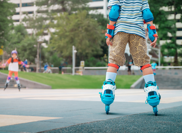Patín de niño con protección completa patinaje en skate park con espacio de copia. - Foto, imagen