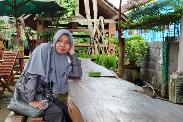 Krásné ženy nosí hidžáb při relaxaci v chladné kavárně, Selektivní zaměření a hluk image - Fotografie, Obrázek