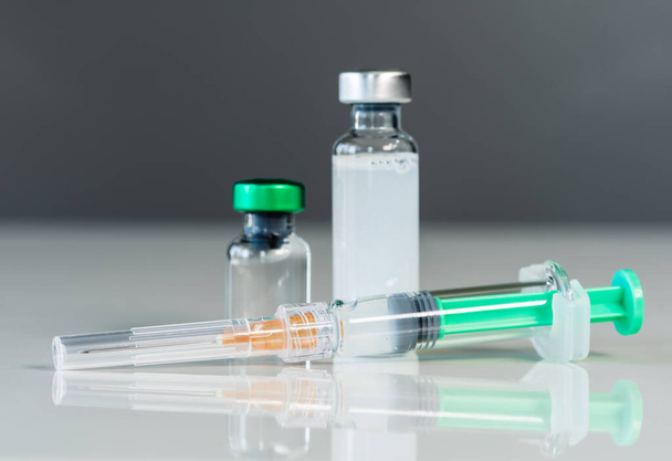 Spritze Injektion Medizin und Impfstoff Flasche  - Foto, Bild
