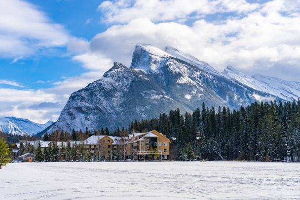 Banff Recreation Grounds w śnieżnej zimie. Park Narodowy Banff, Canadian Rockies, Alberta, Kanada. - Zdjęcie, obraz