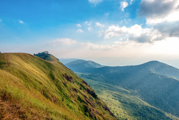 Mountain View s krásnou přírodou malebné a modré nebe pozadí - Fotografie, Obrázek