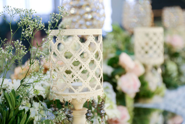 Düğün için çiçek masası süslemeleri. Mükemmel modern ve lüks düğün dekorasyonu..  - Fotoğraf, Görsel