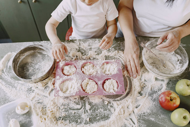 Family in a kitchen cook the dough for cookies - Foto, Imagen