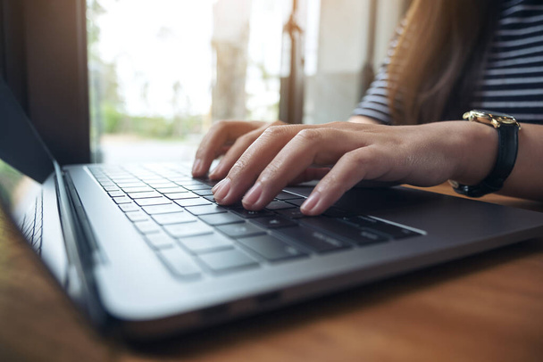 Zbliżenie wizerunek kobiety biznesu pracy i pisania na klawiaturze laptopa  - Zdjęcie, obraz