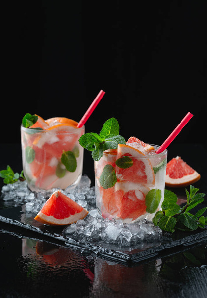 Verse grapefruitcocktail. Frisse zomercocktail met grapefruit en ijs. Glas grapefruitmojito - Foto, afbeelding