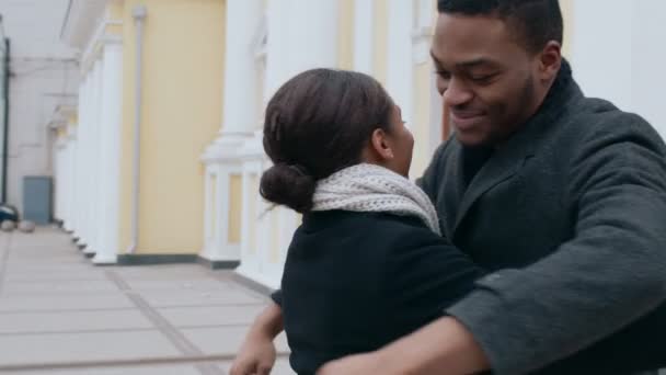 Heureux homme et femme afro-américain câlins, réunion à l'extérieur de manière inattendue, ralenti - Séquence, vidéo