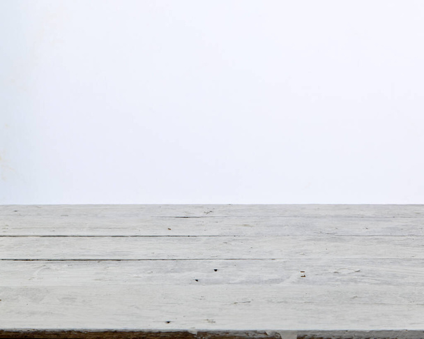 witte houten tafel achtergrond textuur Blanco design Tafel voor product display, Lege houten toonbank in wazig wit ruimte voor mockup, banner, sjabloon - Foto, afbeelding