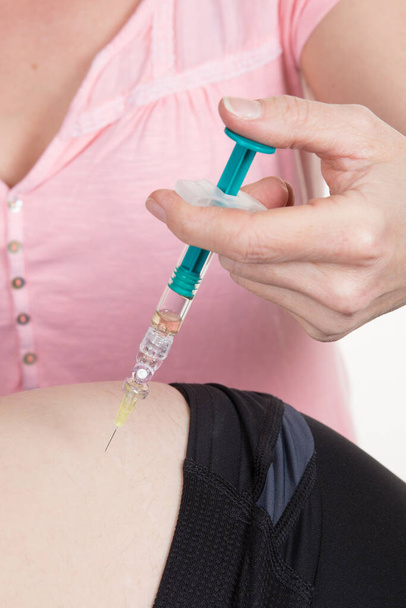 男性が注射を受ける女性医師による予防接種男性患者でクリニック - 写真・画像
