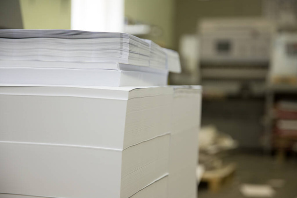 Papierstapel in einer Druckerpresse.  - Foto, Bild