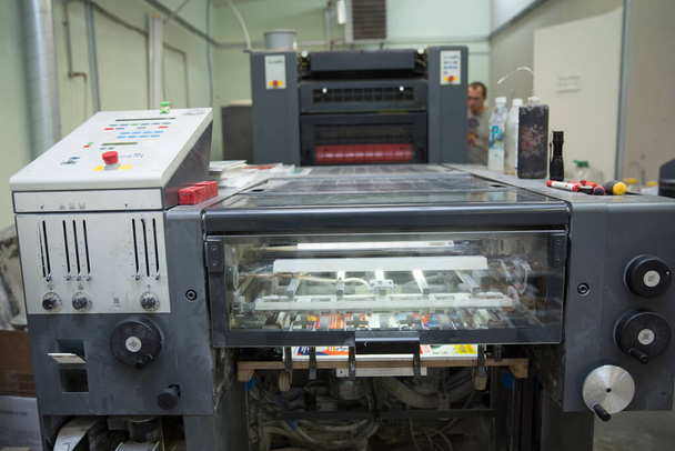 Industria del colore dell'inchiostro offset processo di stampa. Concetto multimediale. - Foto, immagini