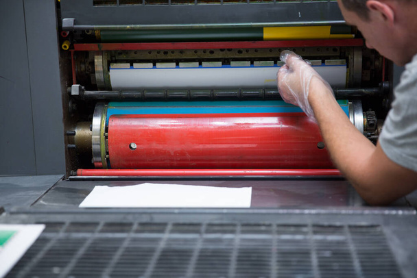 Processo di stampa. Industria del colore dell'inchiostro offset. Concetto multimediale. - Foto, immagini