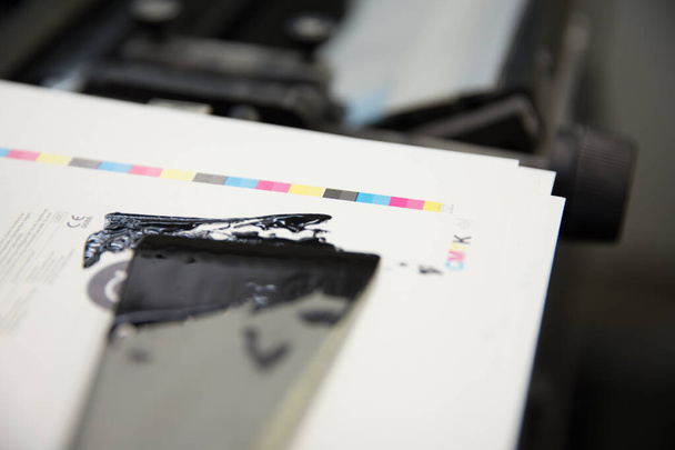 Proces drukowania offsetowy Przemysł farb atramentowych. Koncepcja mediów. - Zdjęcie, obraz