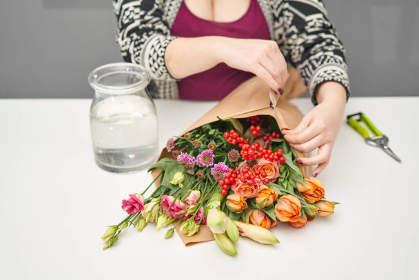 Μπουκέτο 012, βήμα προς βήμα τοποθέτηση λουλουδιών σε βάζο. Λουλούδια, έτοιμα για το σπίτι. Φρέσκα κομμένα λουλούδια για διακόσμηση σπιτιού. Ευρωπαϊκό ανθοπωλείο. Παράδοση φρεσκοκομμένων λουλουδιών. - Φωτογραφία, εικόνα