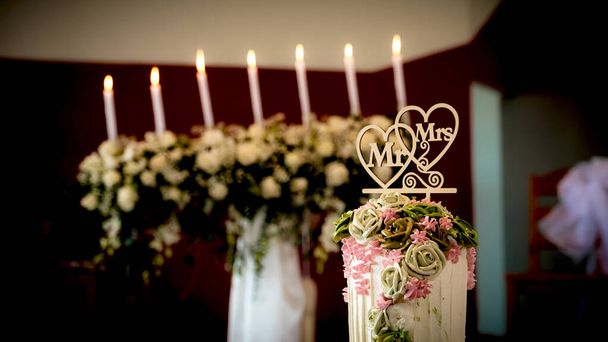 gâteau de mariage pour le couple marié et marié coupé dans l'événement de fête de mariage dans un restaurant ou une église. - Photo, image