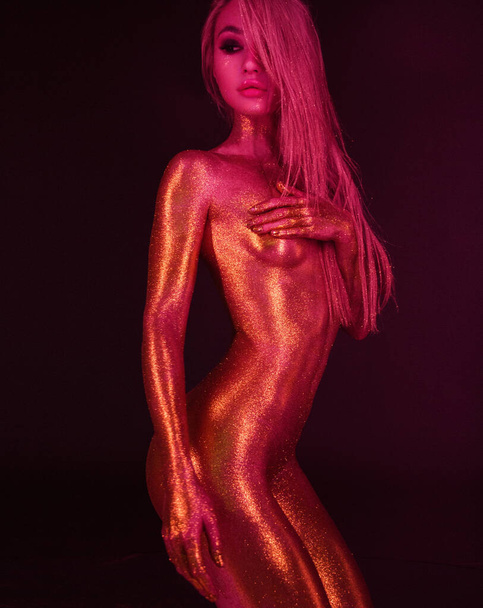 sexy girl glittering posing in neon light - Foto, Bild
